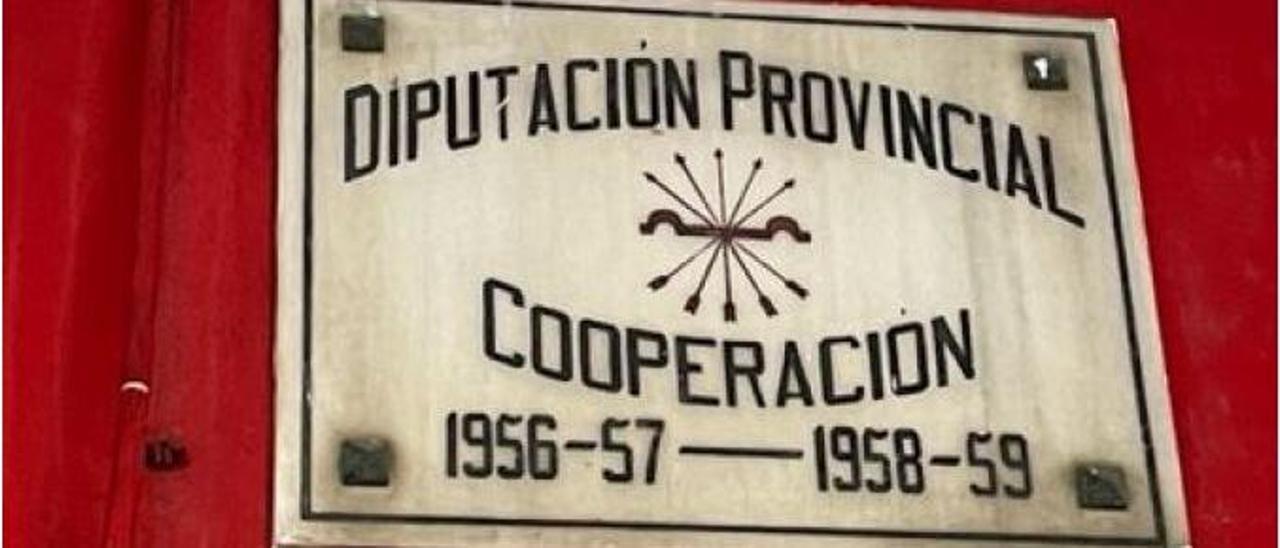 Placa que se retirará del mercado de A Guarda. / D.P.