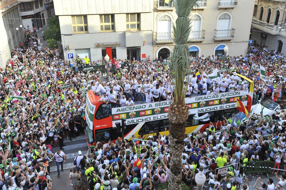 El Elche celebra su ascenso a Segunda División en una rúa por las calles de la ciudad