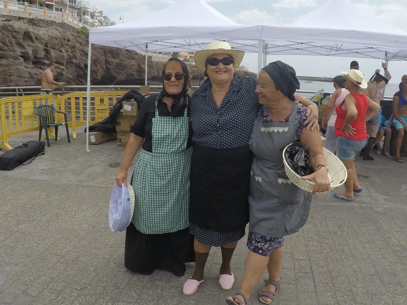 Recogida del Chinchorro y teatralizacion de la venta del pescado en la Playa de Melenara