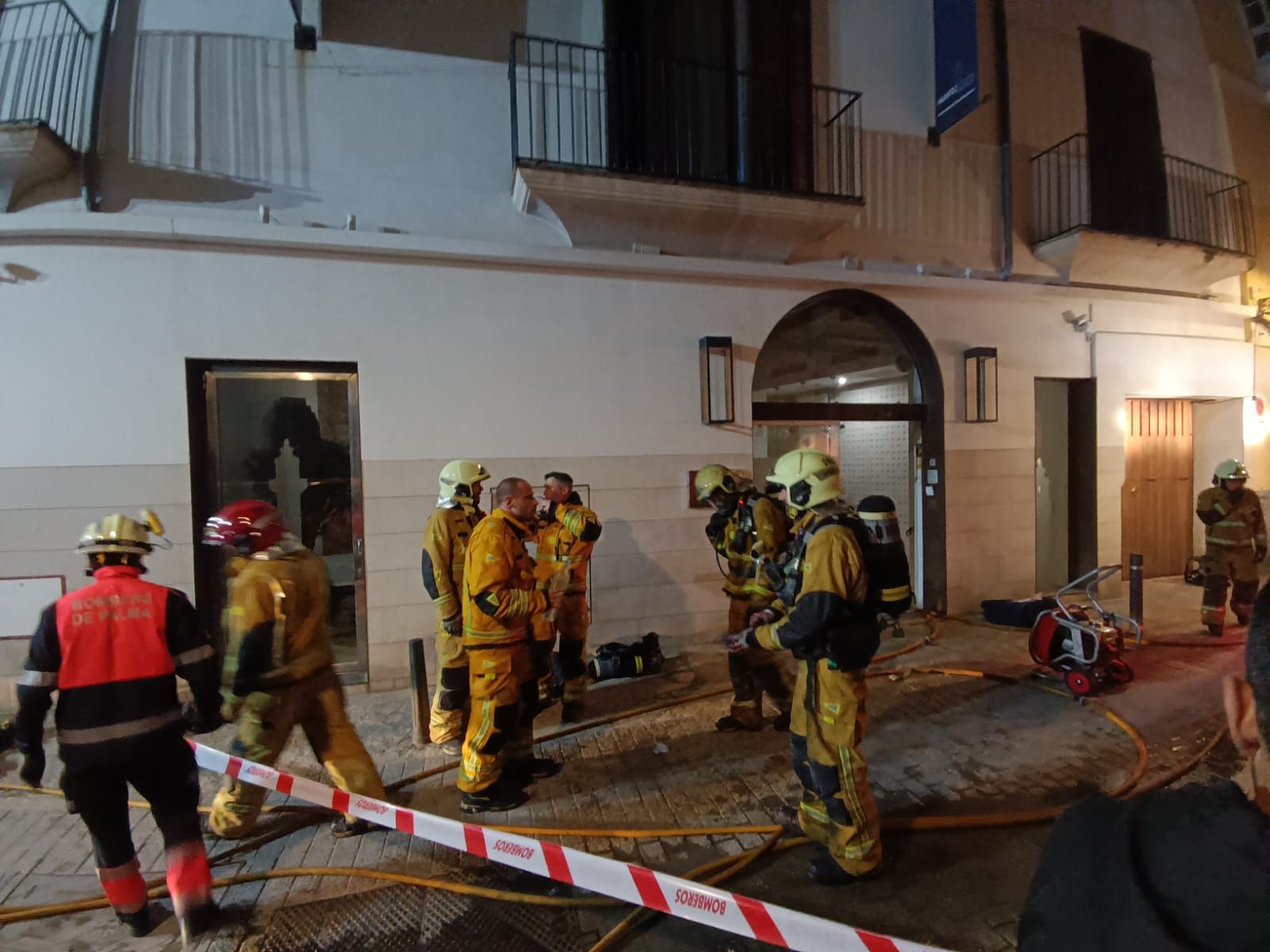 Desalojan un hotel del casco antiguo de Palma por un incendio en el spa