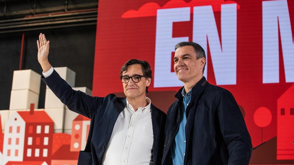 El presidente Pedro Sánchez, con el líder del PSC, Salvador Illa, en un acto