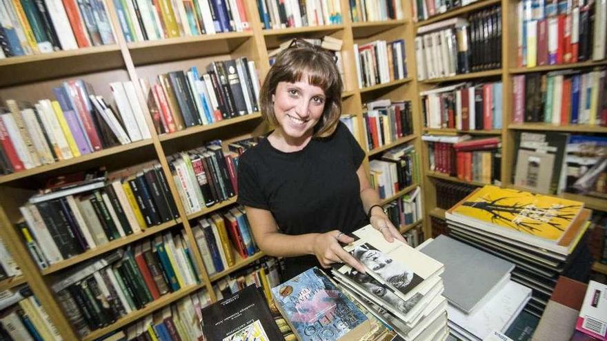 Elena Patuelli posa entre libros en la biblioteca de la Asociación de Vecinos de Monte Alto.