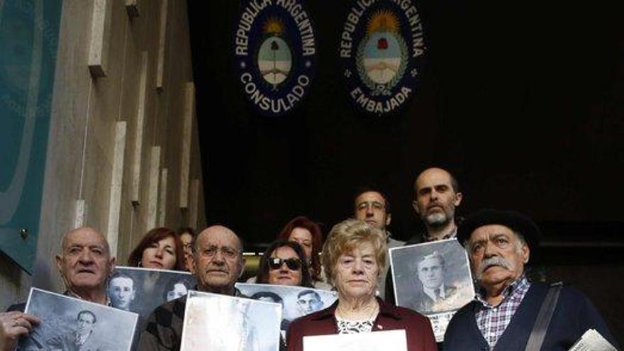 En primer término, por la izquierda, Manuel José García, Faustino Sánchez, Anita Sirgo y Vicente Gutiérrez Solís, en el consulado argentino en Madrid, junto a familiares de desaparecidos durante la dictadura franquista.