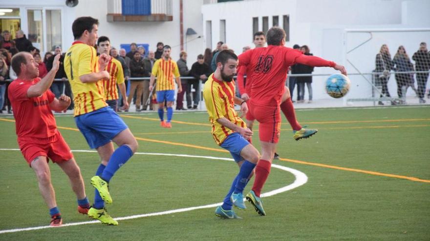 El Cadaqués estrena gespa artificial i el Vila-sacra s&#039;exilia a Vilanova per canviar la seva natural