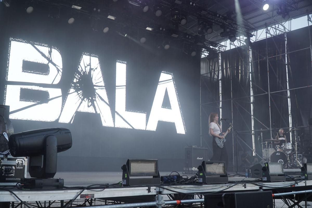 El dúo gallego formado por Anxela Baltar (guitarra y voz) y Violeta Mosquera (batería y voz) tomaron el escenario de la playa en la primera jornada del Festival Noroeste en Riazor. El dúo gallego formado por Anxela Baltar (guitarra y voz) y Violeta Mosquera (batería y voz) tomaron el escenario de la playa en la primera jornada del Festival Noroeste en Riazor.