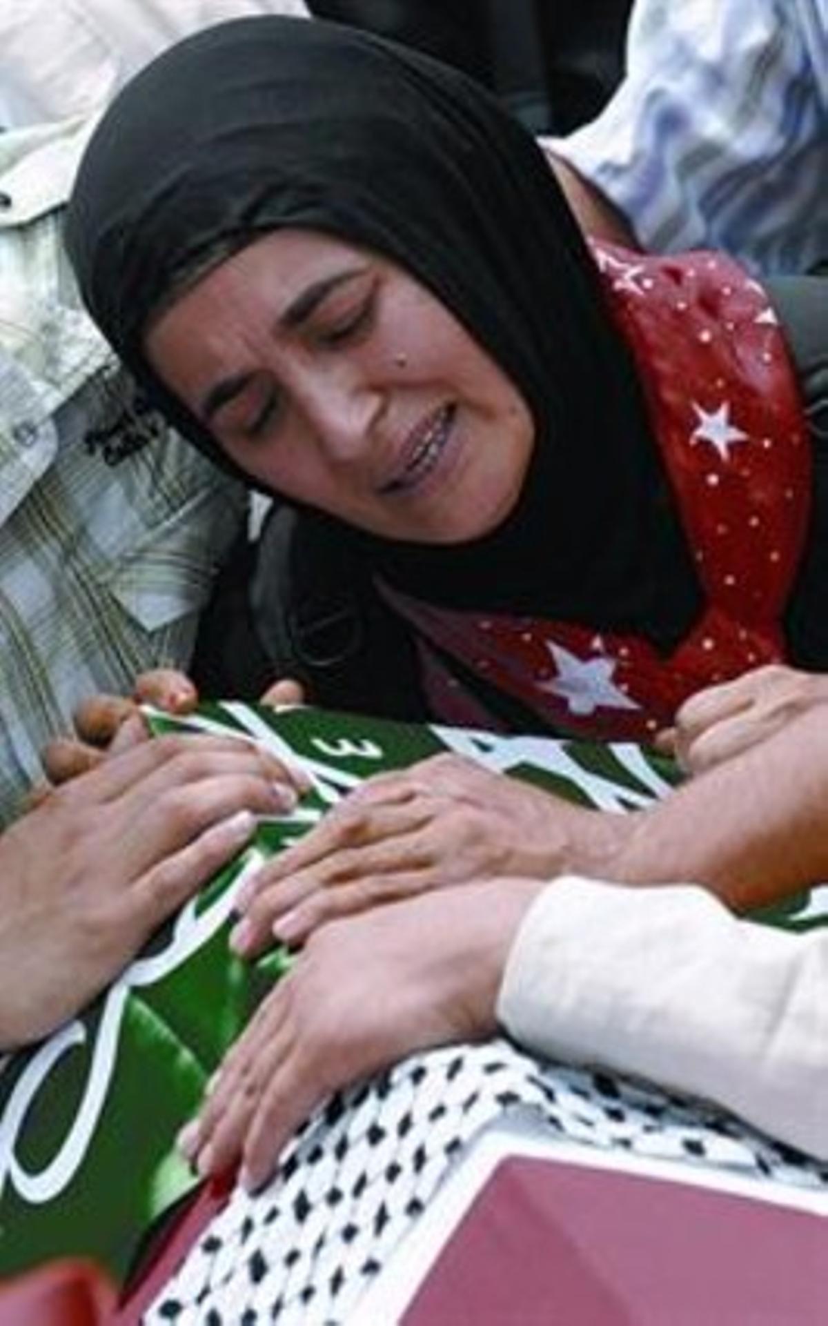 Cigdem Topcuoglu, dona d’un dels morts, s’agafa al taüt.