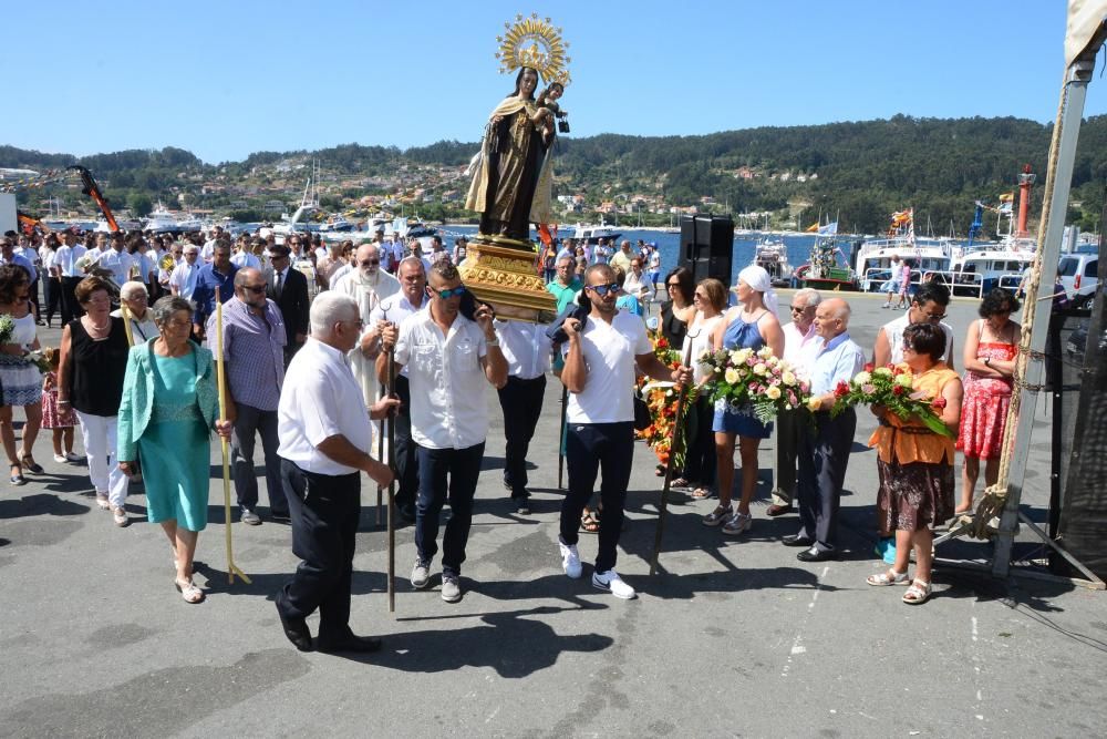 Una treintena de barcos de diferentes tamaños participaron en la tradicional procesión por mar en señal de devoción a la Virgen