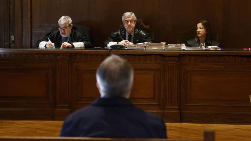 El investigado por guardar armas en casa, en el baquillo. | G.S.