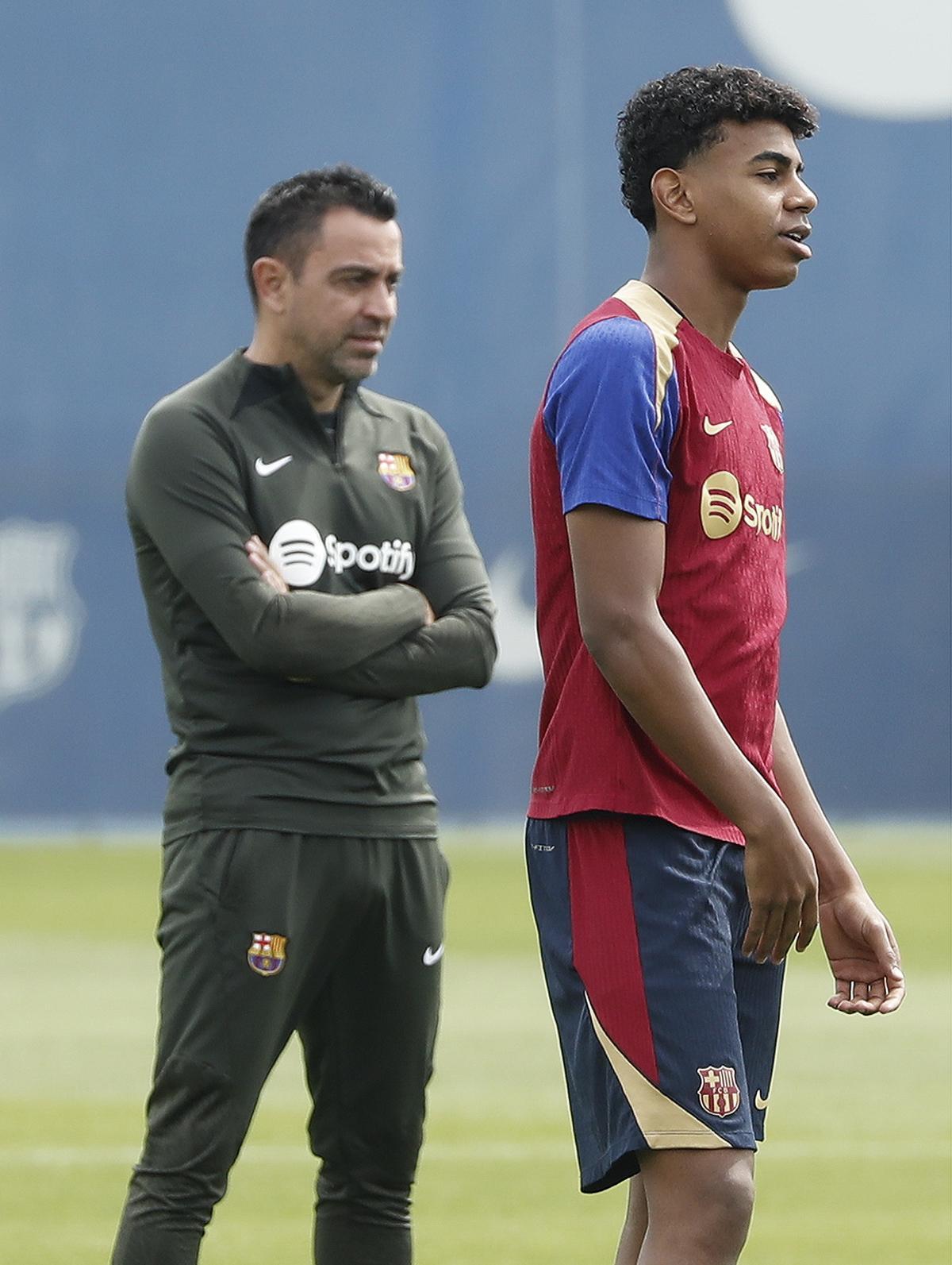 Abrazos, reflexión y despedidas en el último entrenamiento de Xavi con el Barça