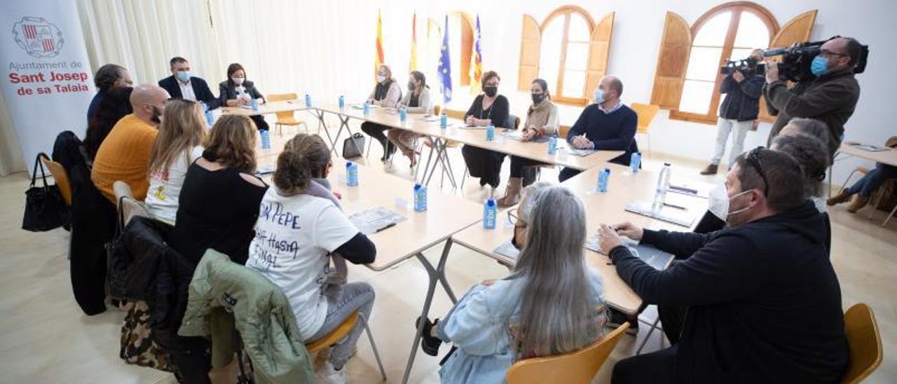 Un momento del incio de la reunión con representantes de los vecinos del edificio de es Codolar en el Ayuntamiento de Sant Josep. | V. MARÍ