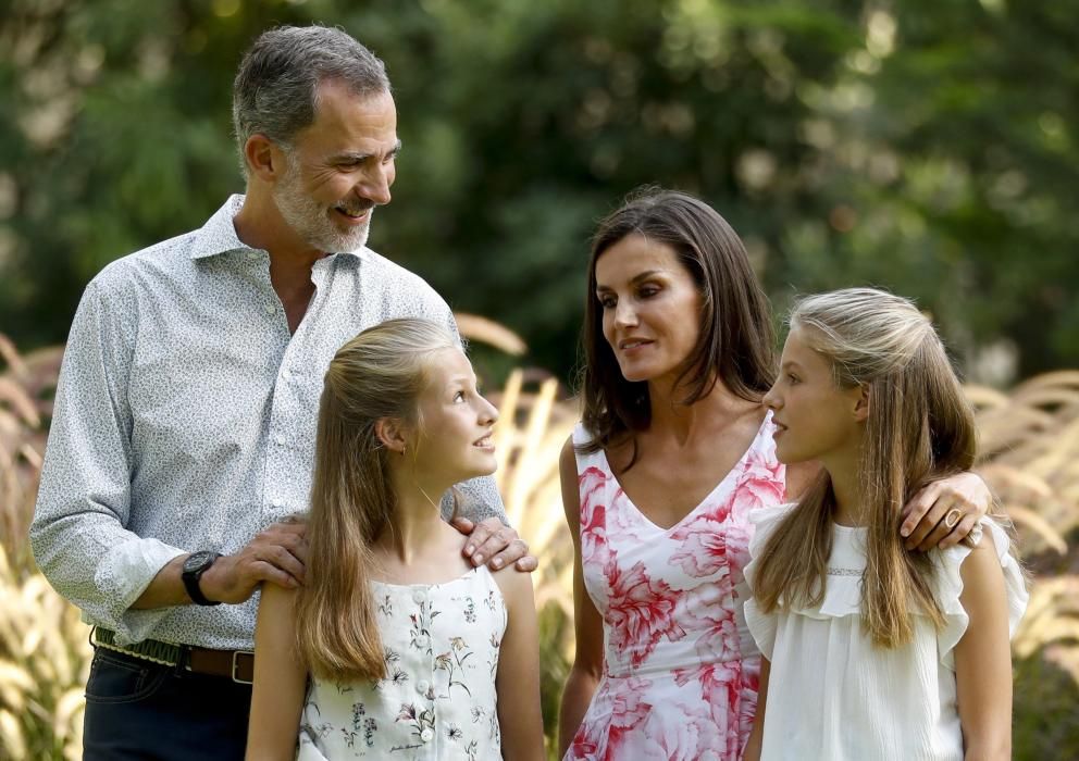 Los Reyes posan en los jardines de Marivent