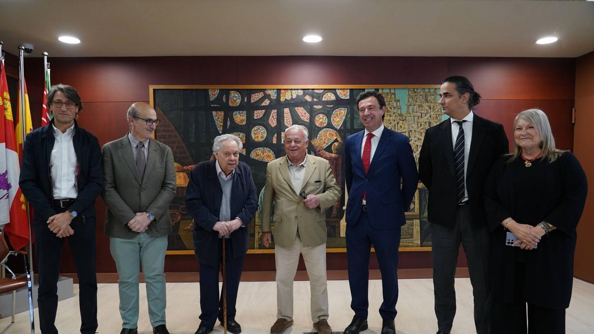 Representantes de las instituciones implicadas y el artista Antonio Pedrero.