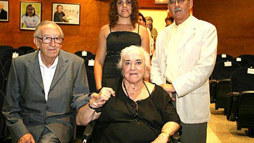 Salvador Camacho, Llanos Lozano y el grupo teatral S´Esglai, de Formentera, premiados en 2007.