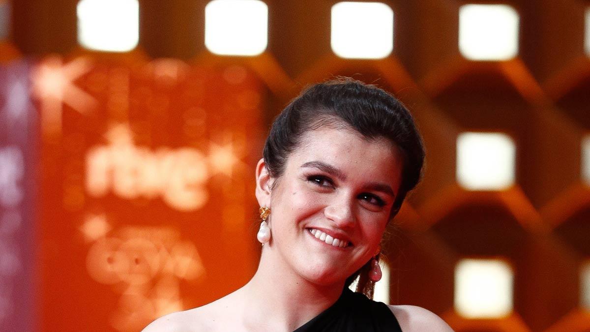 Amaia Romero, con vestido negro en la alfombra roja de los Goya en Málaga