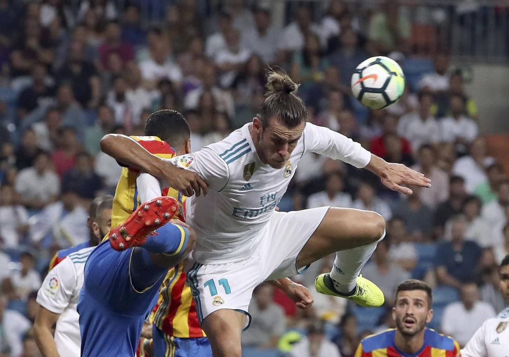 Instantes del partido disputado ayer entre el Valencia CF y el Real Madrid.