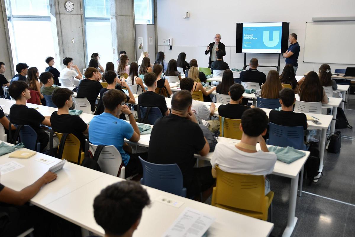 El degà de la Facultat de Ciències Socials, Marc Bernadich, durant una classe a la FUB2, on s'impartirà Dret. UMANRESA . ESTUDIS EMPRESA . MARC BERNADICH . DEGA FACULTAT CIENCIES SOCIALS . FUB2