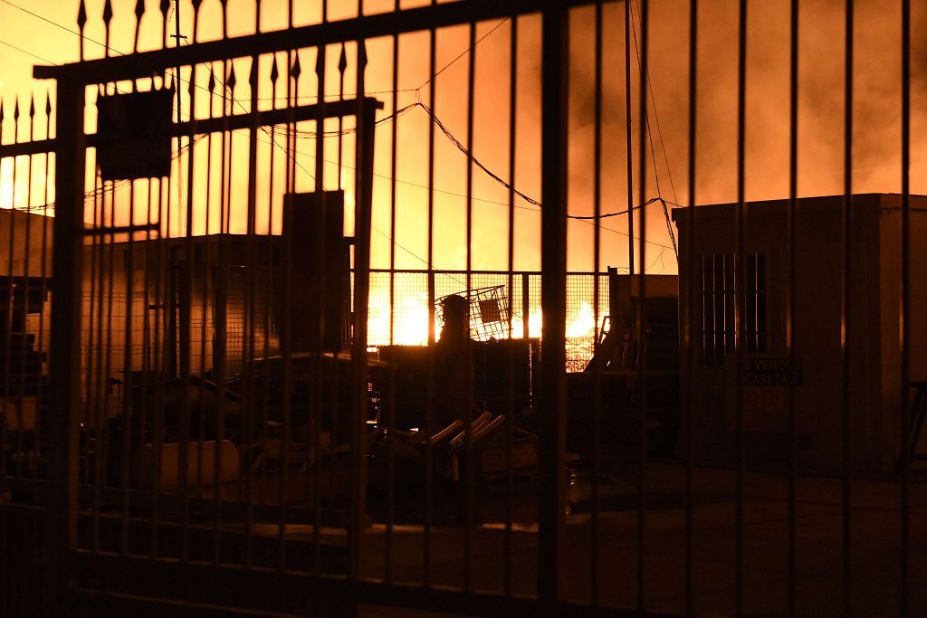 Estas son las imágenes que el aparatoso incendio de Puente Tocinos ha dejado este sábado