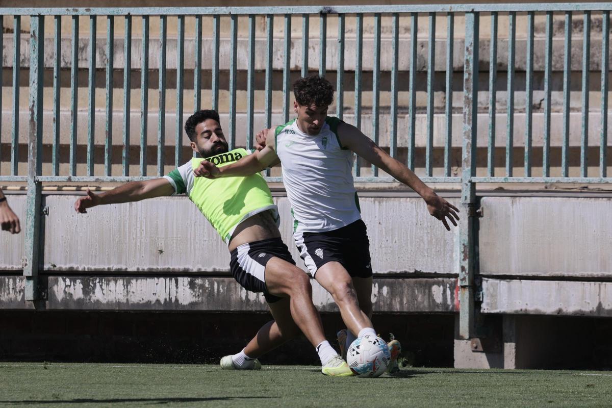 Percan junto a Rubén Alves durante un entrenamiento de esta semana con el Córdoba CF.