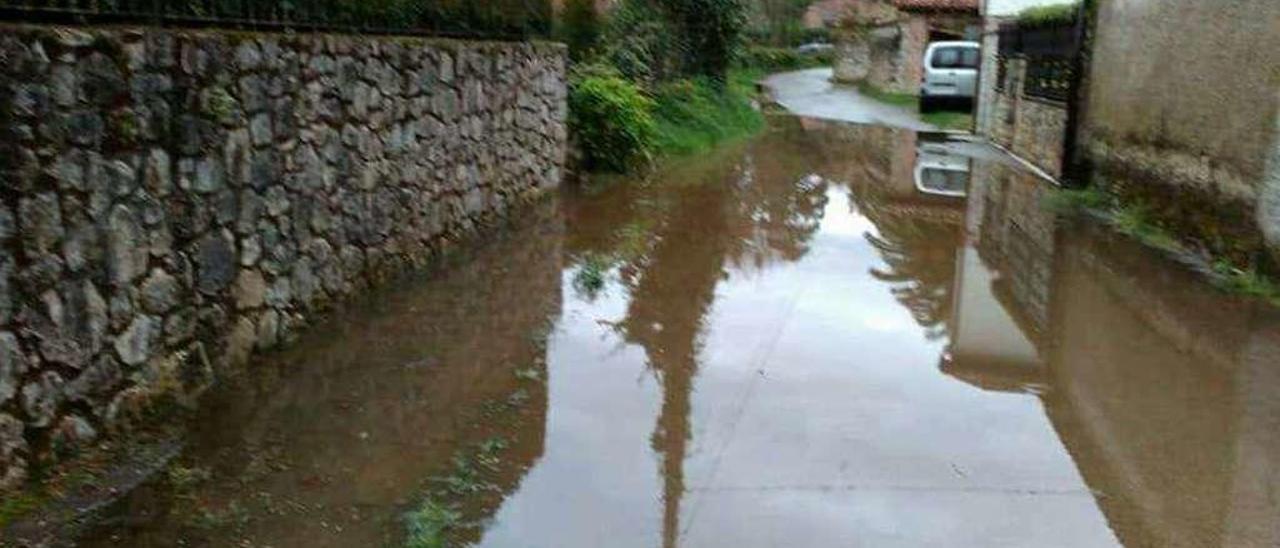 Una calle de Lledías, anegada tras las últimas lluvias.