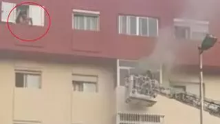 Lo que no se puede hacer en un incendio: una mujer graba durante el fuego en un edificio de Maspalomas