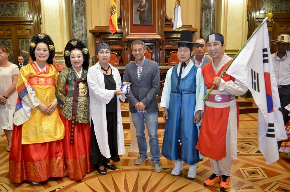 El alcalde recibe en María Pita a representantes de las agrupaciones que participan en el Festival Internacional de Folclore Cidade da Coruña.
