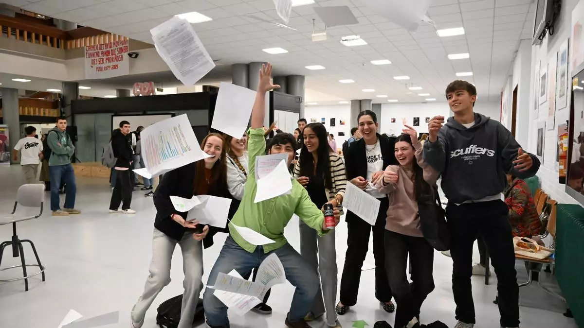 La nueva selectividad supone en Galicia 1,2 puntos menos que la nota del instituto