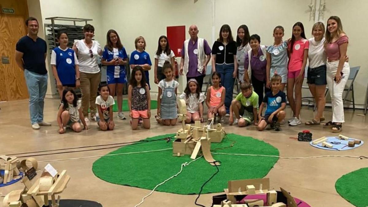 Los niños y niñas de Ejea se encargaron de construir este mundo, con piezas de madera y material reciclado. | SERVICIO ESPECIAL