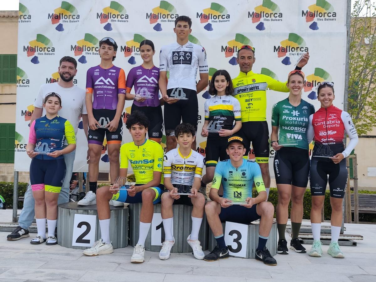 Los tres primeros clasificados de cada categoría posan juntos en el podio.