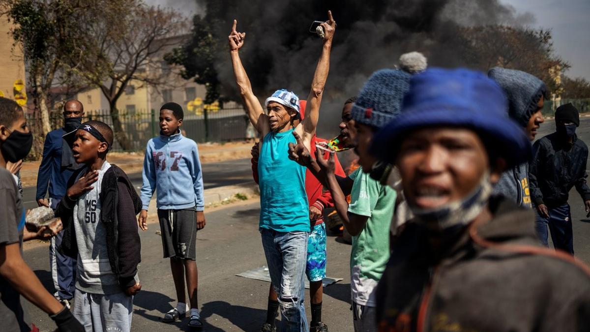 Violentas manifestaciones en Sudáfrica por la muerte de un adolescente a manos de la policía