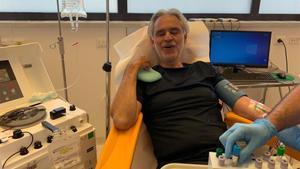 El tenor Andrea Bocelli, en un hospital de Pisa.