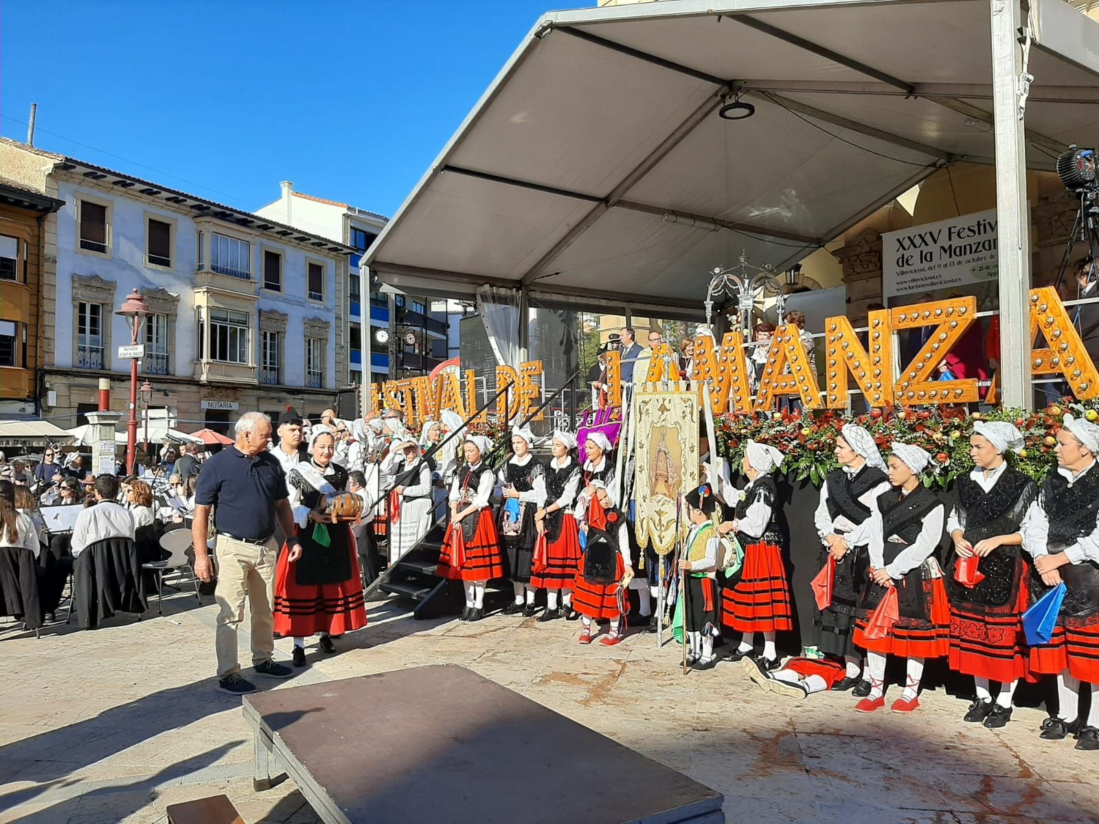 Villaviciosa ofrece el primer mosto a la Portalina: así ha sido el acto seguido de un desfile de carrozas
