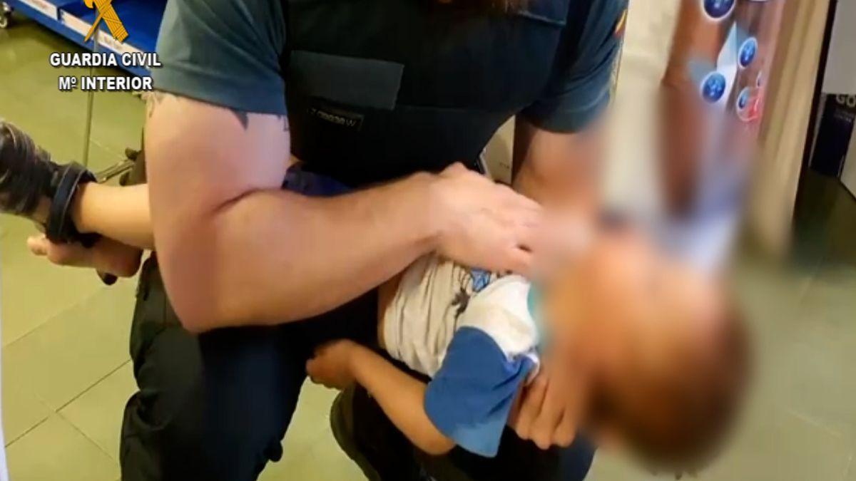 Dos guardias civiles y un farmacéutico salvan la vida en Almoradí a un niño de tres años atragantado