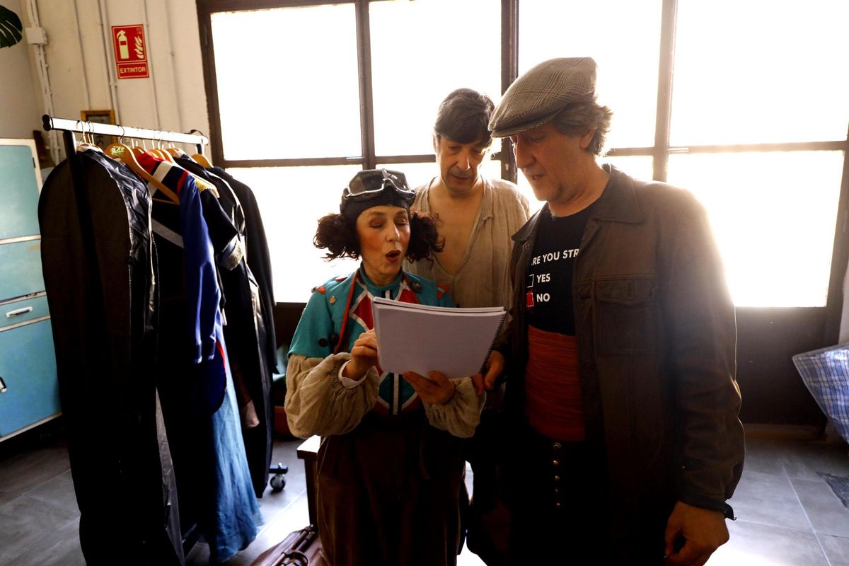 Los actores preparan una de la escenas de 'Noche de Reyes'.