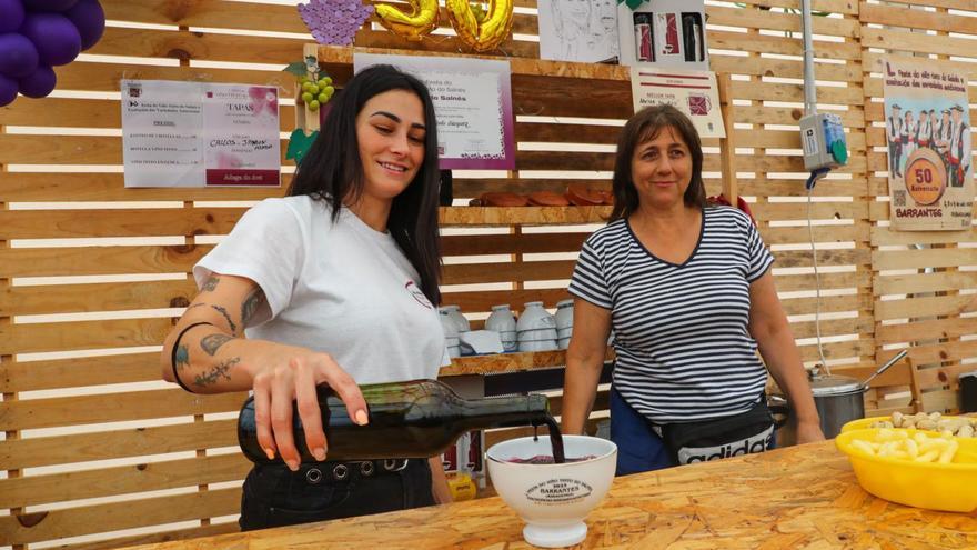 Marina Porto, ganadora del premio de Barrantes, sirve una taza de vino, ayer en su bodega. |   // IÑAKI ABELLA