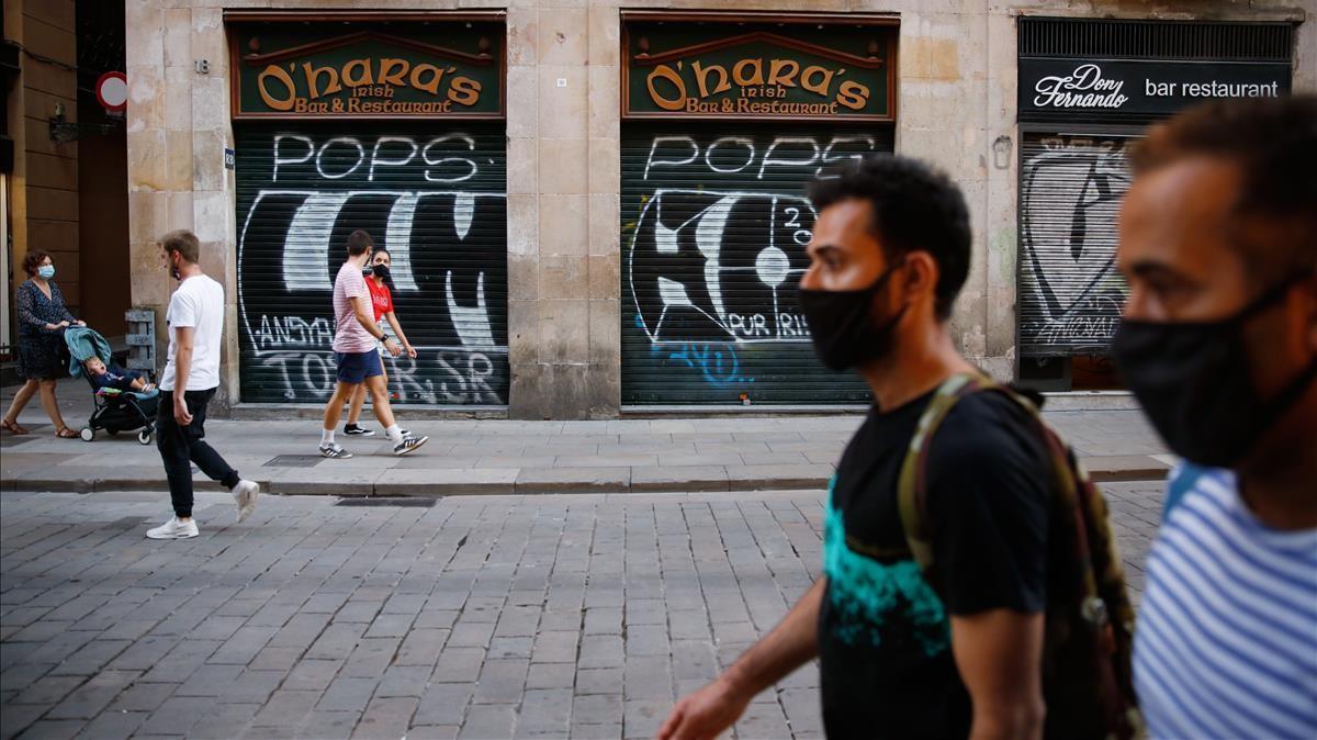 El coronavirus ha cambiado completamente el ambiente en la calle Ferran de Barcelona con tiendas, hoteles y comercios cerrados y la ausencia de turistas, el día 22 de septiembre de 2020