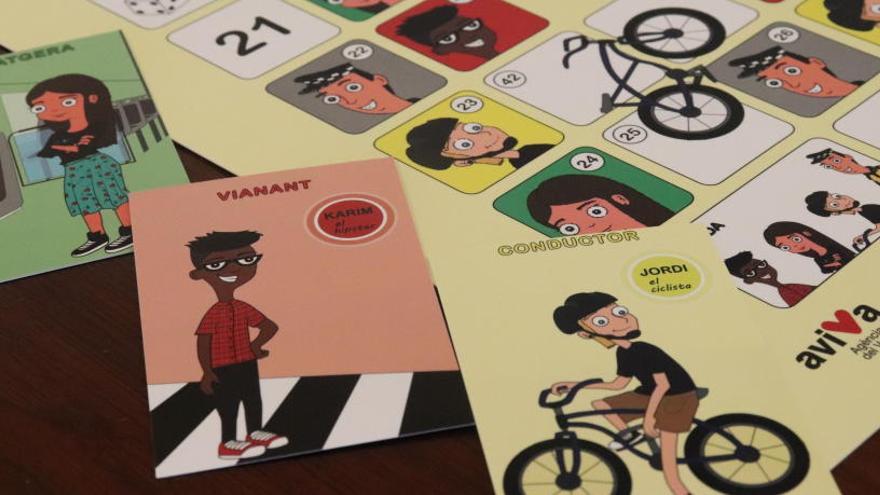 El tablero del juego de educación vial con las tarjetas de conductor, viandante y pasajero