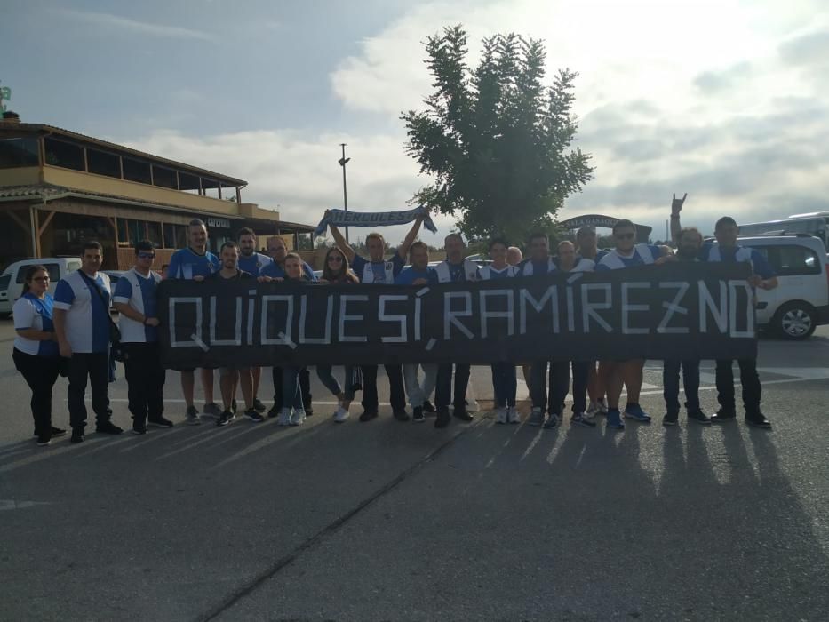 Los aficionados del Hércules en Valencia con una pancarta de apoyo a Quique.