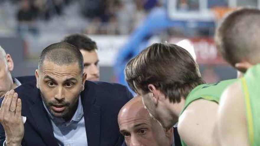 Carles Marco, entonces en el OCB, con la pizarra, y Javi Rodríguez, a la izquierda, dan indicaciones en un Palencia-Oviedo Baloncesto.