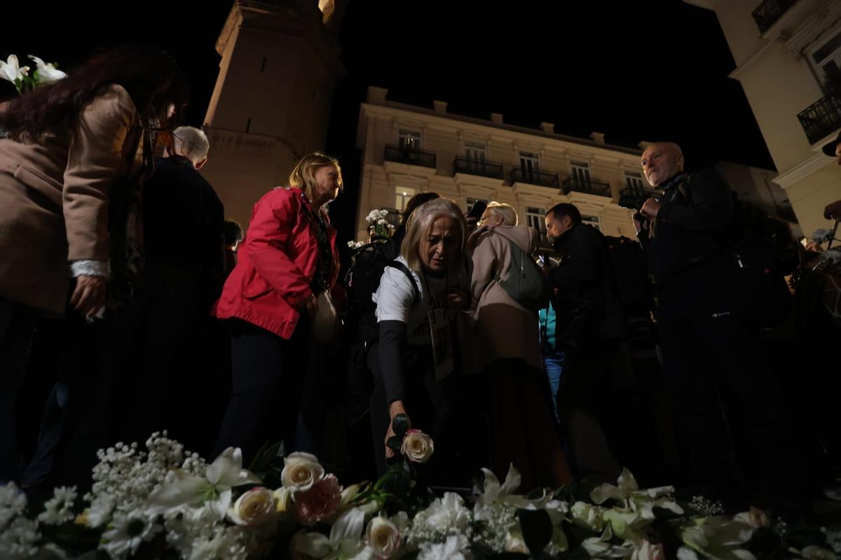 Decenas de valencianos se concentran frente a las Corts para pedir el enjuiciamiento de Mazón por su gestión de la dana