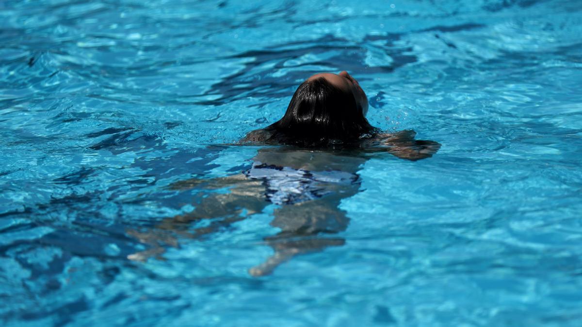 Una bañista nada en la piscina municipal de Casa de Campo, a 17 de junio de 2022, en Madrid, (España).