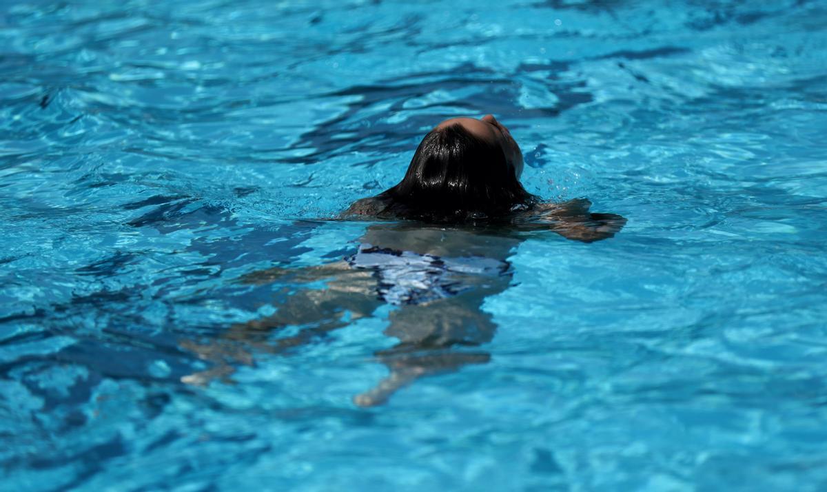 Una bañista nada en la piscina municipal de Casa de Campo, a 17 de junio de 2022, en Madrid, (España).