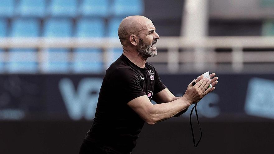 Paco Jémez dirige el entrenamiento previo al partido de su equipo, UD Ibiza, frente al Hércules el domingo.