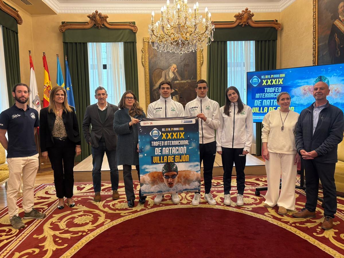 Por la izquierda, Antonio Polo; Magali Costales, responsable de relaciones institucionales de Caja Rural; Jorge Pañeda; Marta Álvarez, vicepresidenta de la Federación Deportiva de la Natación Asturiana; los nadadores olayistas Óscar Suárez, Iyán González y María Calvo; Luisa Álvarez, secretaria de la Asturiana, y Gonzalo Méndez.