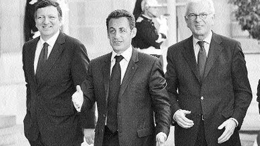 Nicolas Sarkozy (centro), con Durao Barroso (izda.) y el presidente del Parlamento Europeo, Hans-Gert Potterins. /  efe