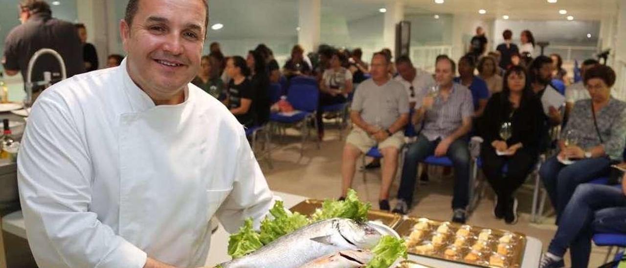 Uno de los talleres organizados en O Grove para enseñar a diferenciar los productos del mar. // Muñiz