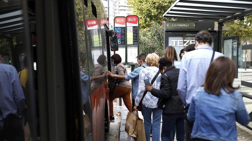 Zaragoza ya sabe cuándo se podrá pagar el bus con el móvil