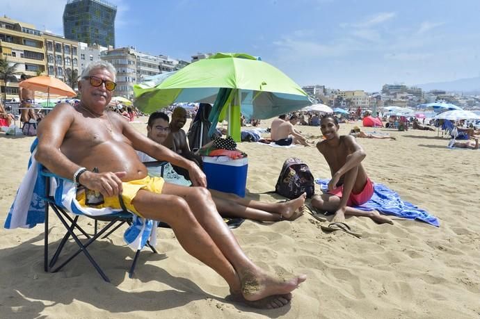 08-09-2020 LAS PALMAS DE GRAN CANARIA. Ambiente en la playa de Las Canteras por el festivo. Fotógrafo: ANDRES CRUZ  | 08/09/2020 | Fotógrafo: Andrés Cruz