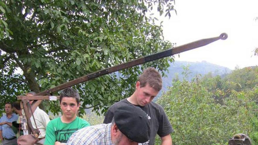 Pepe el Ferreiro, durante una reunión de artesanos en Paredes.