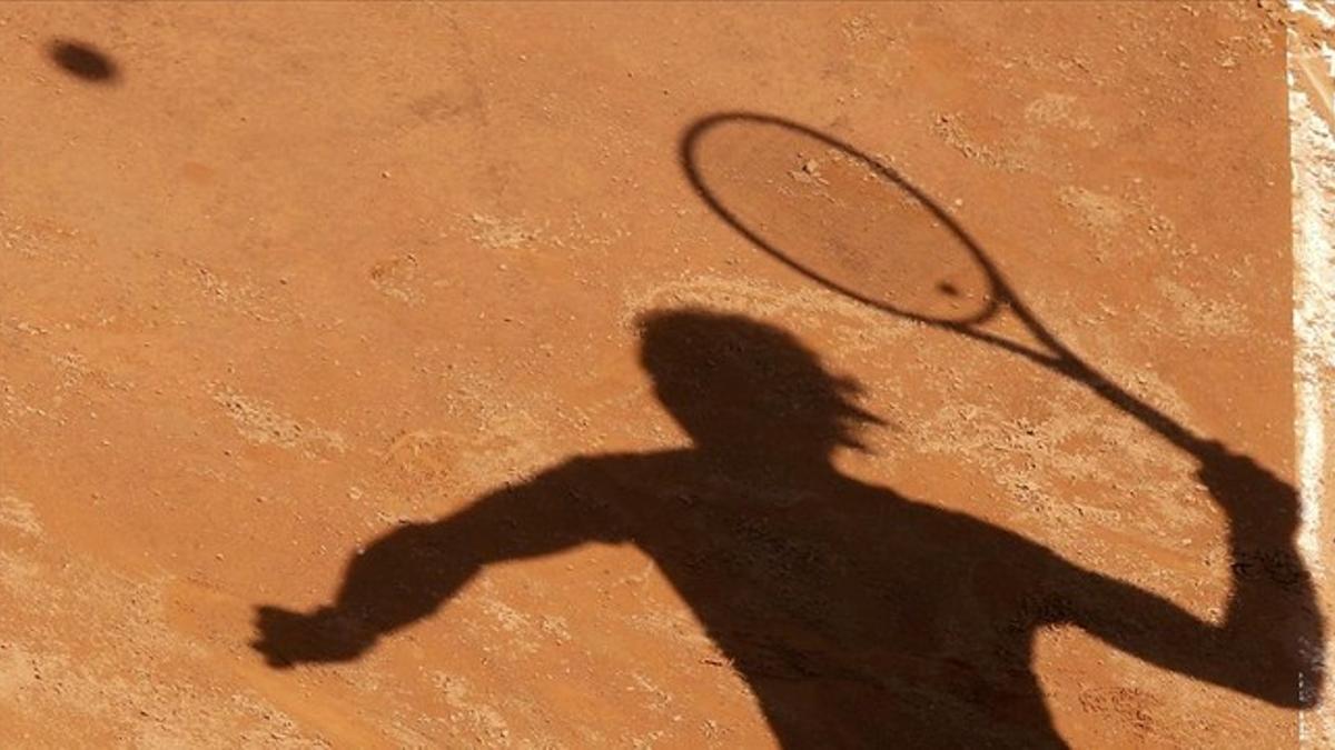 Nadal sirve durante un partido en el torneo de Roma.