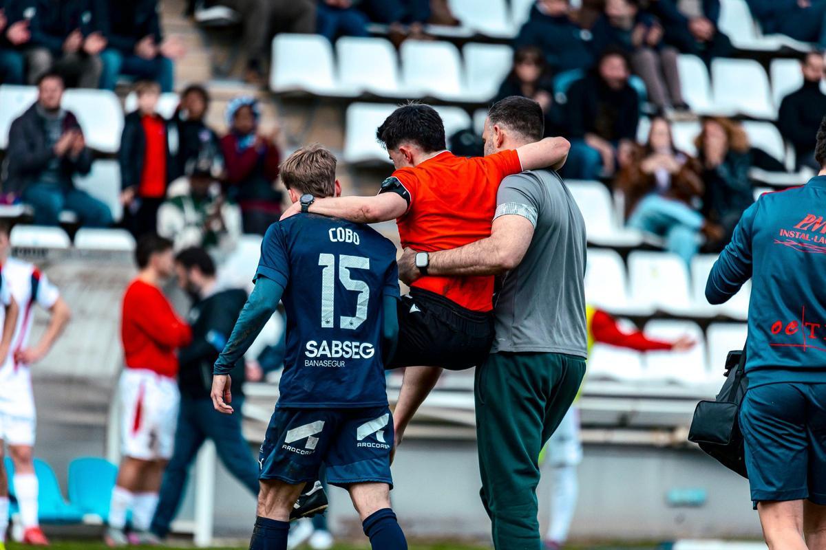 El árbitro Ignacio Bordons es sacado del terreno de juego tras su lesión